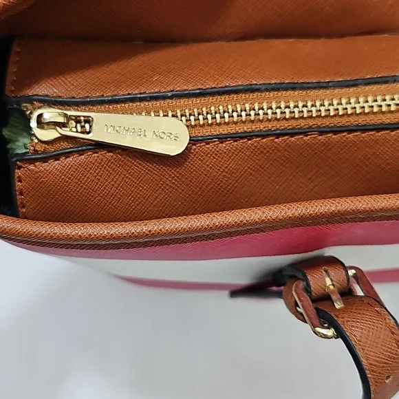 Michael Kork Tote W 17" / 11" H / 5.5" D. (Cannot Determine Its Autenticity.) - Picture 7 of 8